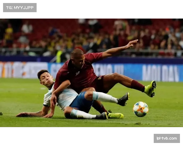 特写瞬间：角球进攻中，进攻与防守球员在禁区内的无球对抗与拉扯