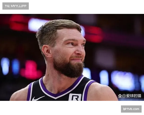 镜头聚焦：萨博尼斯掩护后快速内切，接球吸引三人防守后分外线命中三分